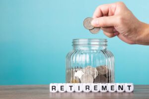Conseiller financier aidant un client à planifier sa retraite